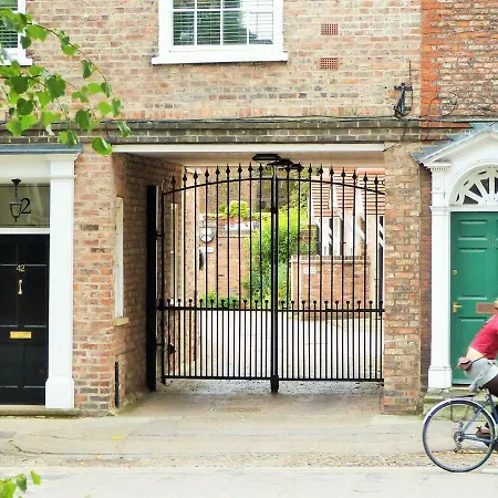 Monks Retreat מלון